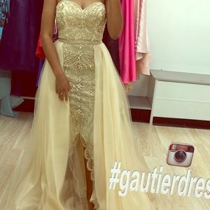 Selling a custom Tarik Ediz prom dress, size 6